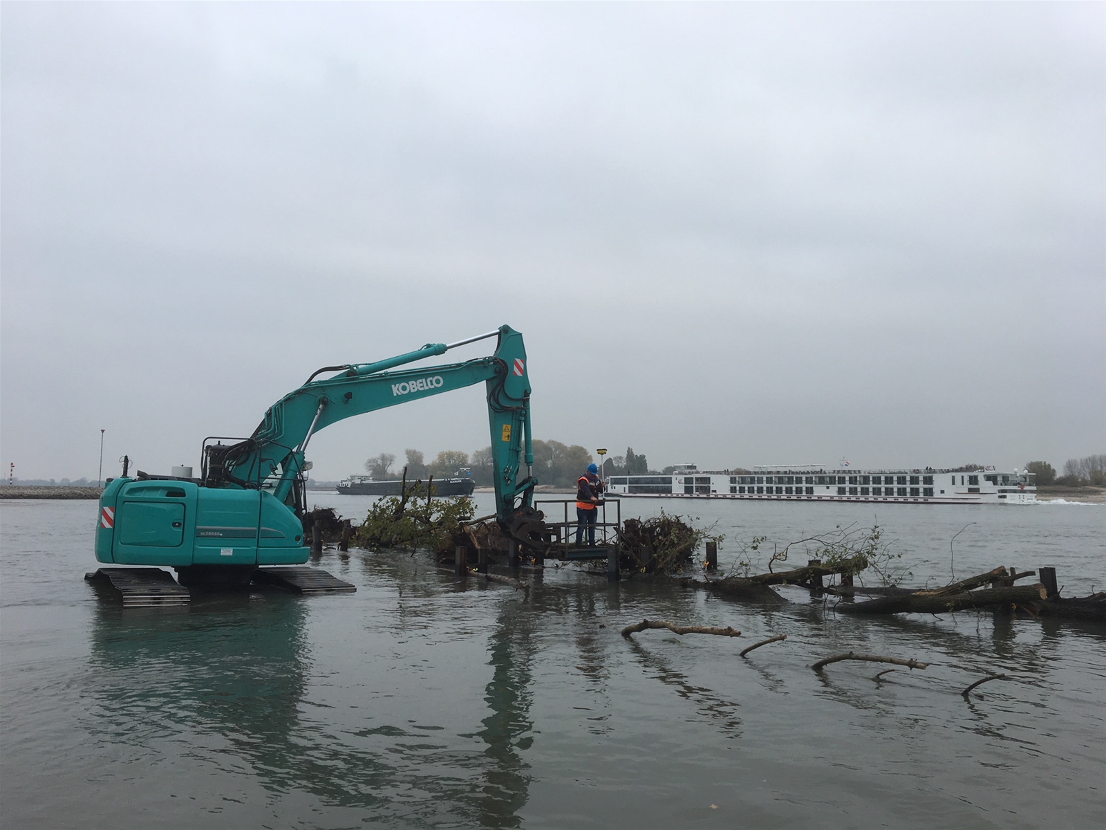 Plaatsing van een boom in een rivier bij het project rivierhout aan de IJssel